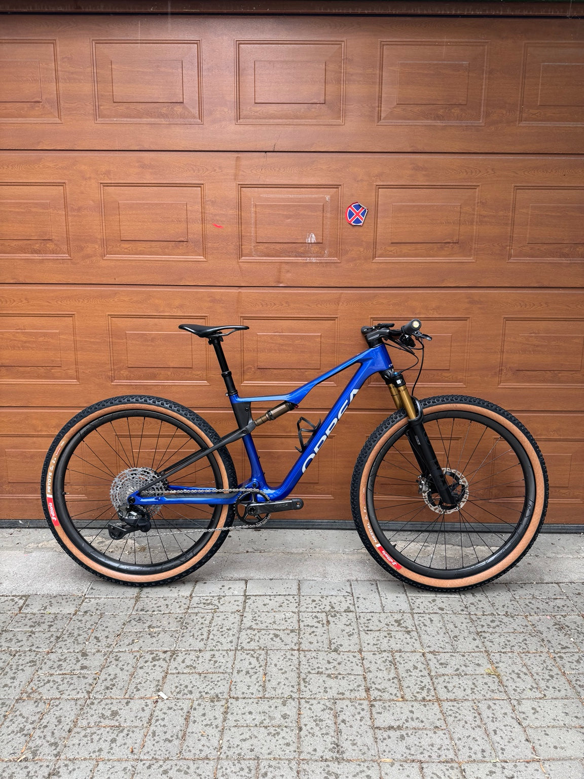 Планински велосипед Orbea Oiz OMX 2025 – цял велосипед