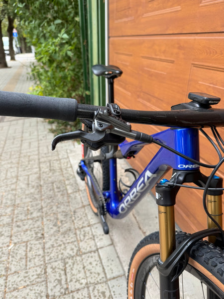 Orbea Oiz OMX 2025 – команди и кокпит