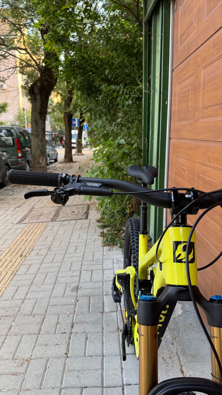 Жълт Pivot Firebird – кокпит и Fox Factory 38