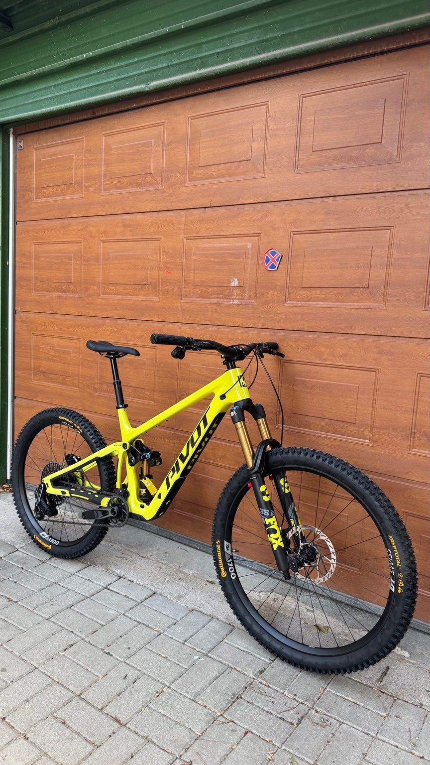 Жълт Pivot Firebird Pro X0 AXS MX – преден три четвърти изглед