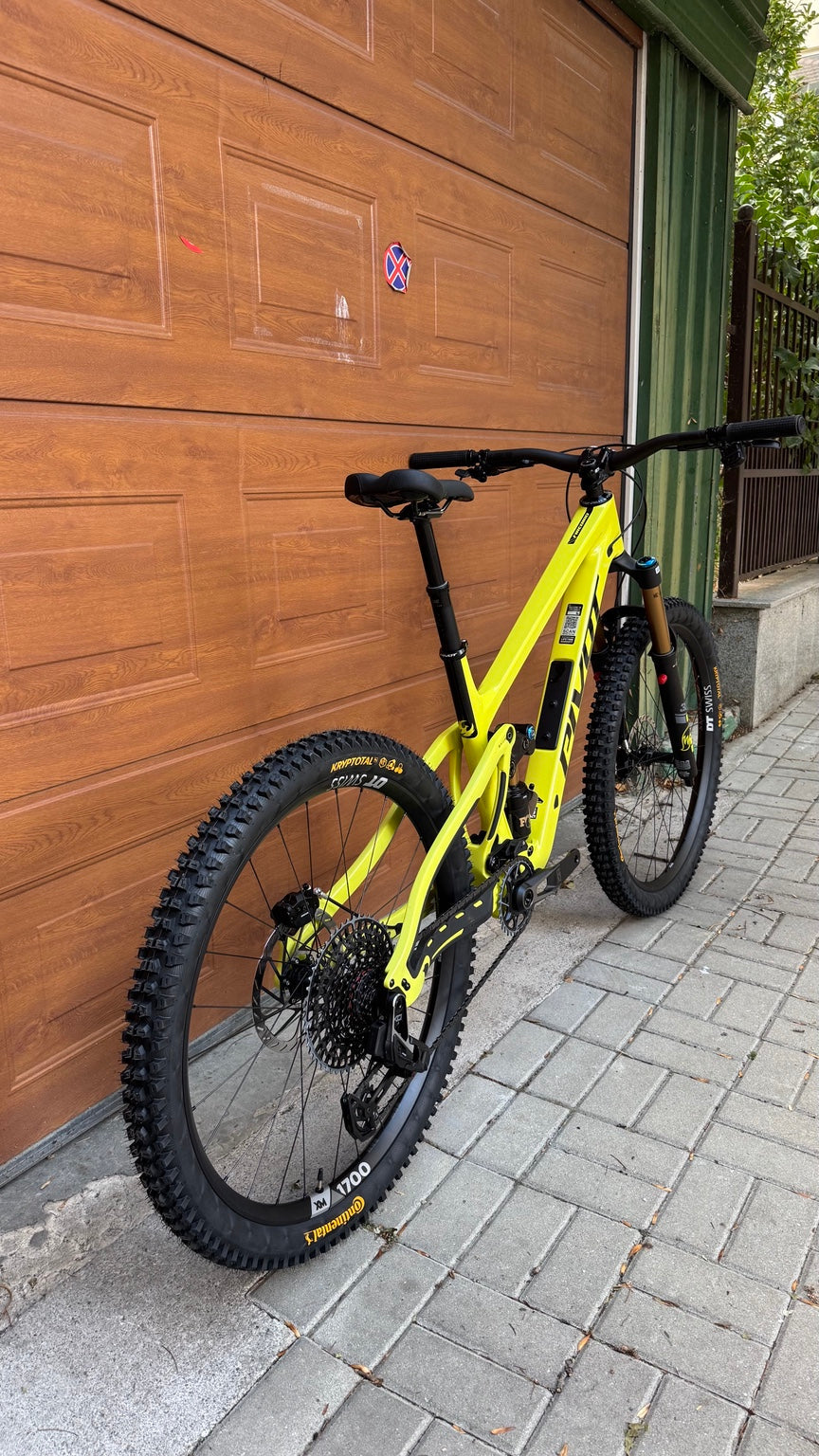 Жълт Pivot Firebird Pro X0 AXS MX – заден три четвърти изглед