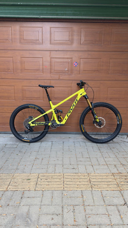 Жълт Pivot Firebird Pro X0 AXS MX, размер L – страничен изглед